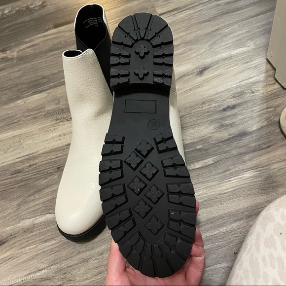 NWOT BC Footwear In the Cards Chelsea Boots - Picture 6 of 7